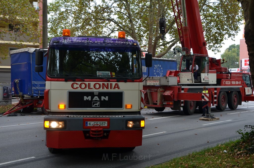 LKW verliert Auflieger Koeln Boltensternstr Pasteurstr P2007.JPG